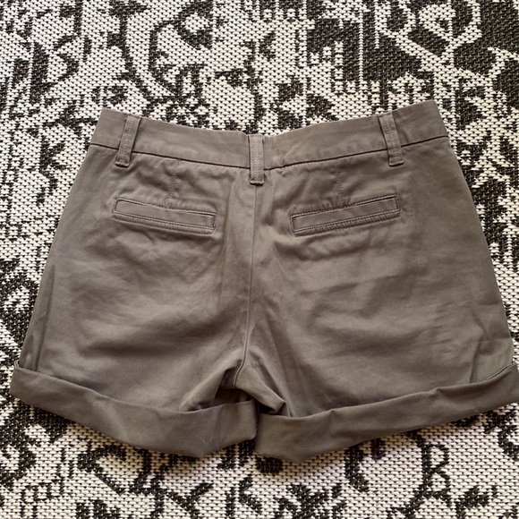 Banana republic khaki shorts. Size 2P - Picture 2 of 8
